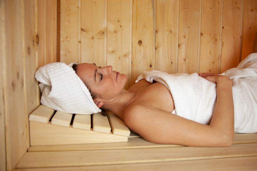 Aufguss in einer Sauna aus finnischem Kiefernholz