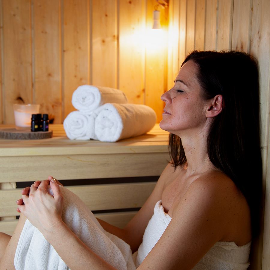 Blick in eine Sauna mit Aufgusskübel